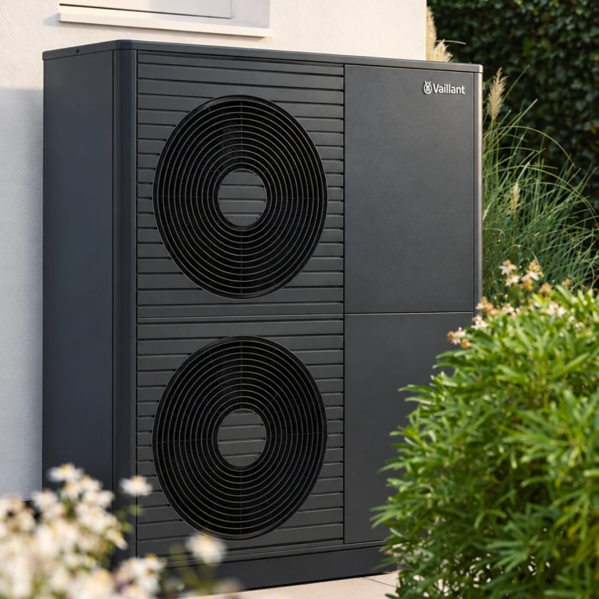 Vaillant aroTHERM plus VWL 125/8.1 12 kW 230 V single-phase monoblock R290 A+++ high-temperature air-to-water heat pump