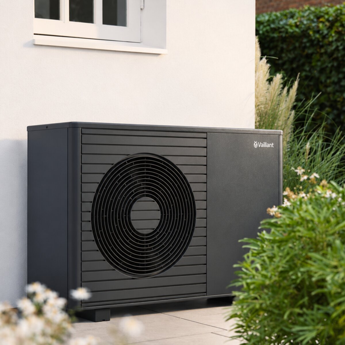 Pompe à chaleur air-eau haute température Vaillant aroTHERM plus VWL 85/8.1 8 kW 230 V monophasée monobloc R290 A++